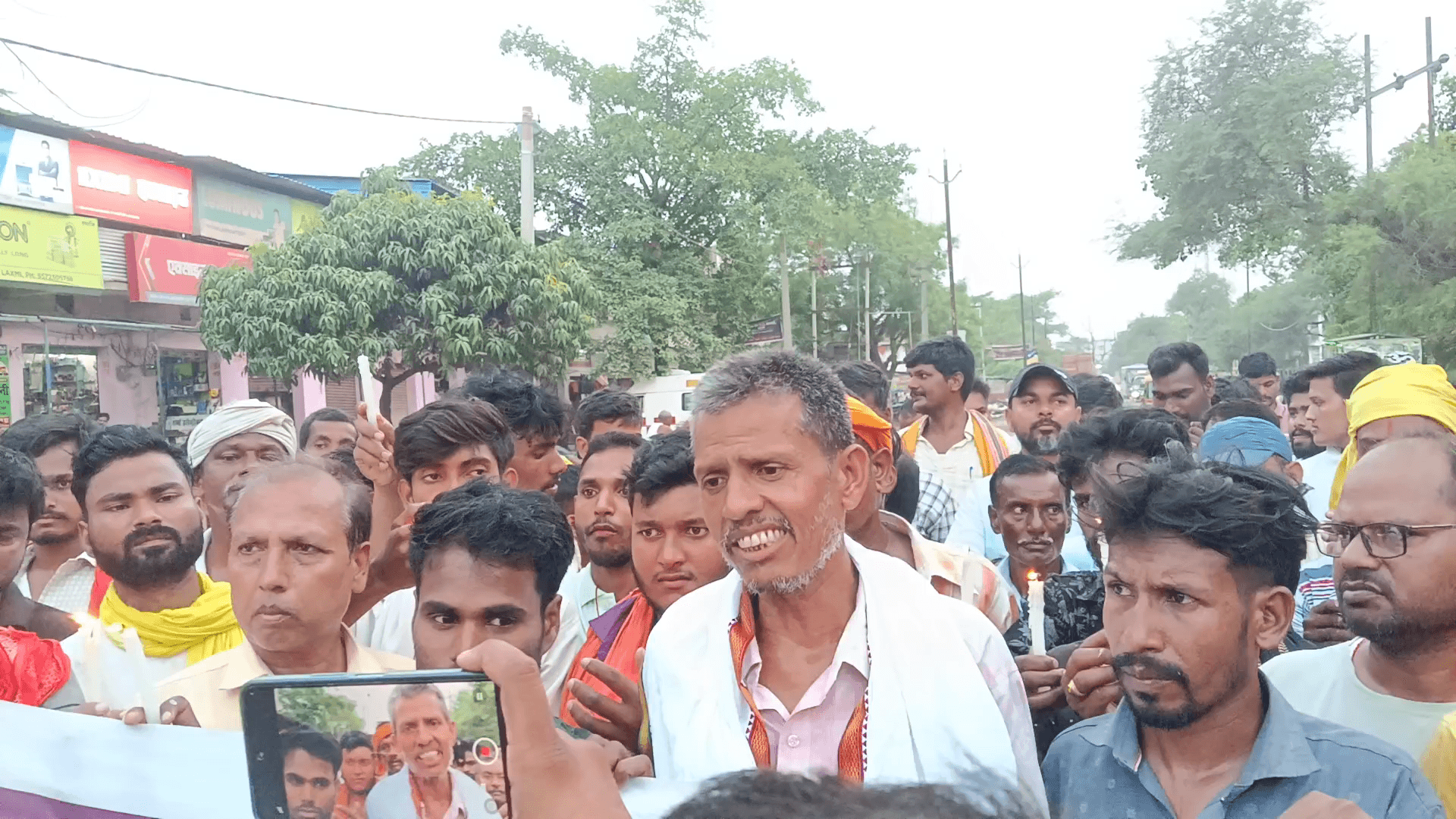 कैंडल मार्च गड़हनी फूल से मेला तक इस लिए निकला हुआ है कि संजीत चंद्रवंशी का हत्याके लेकर अभी तक प्रशासनिक  अभी सोए हुए ह