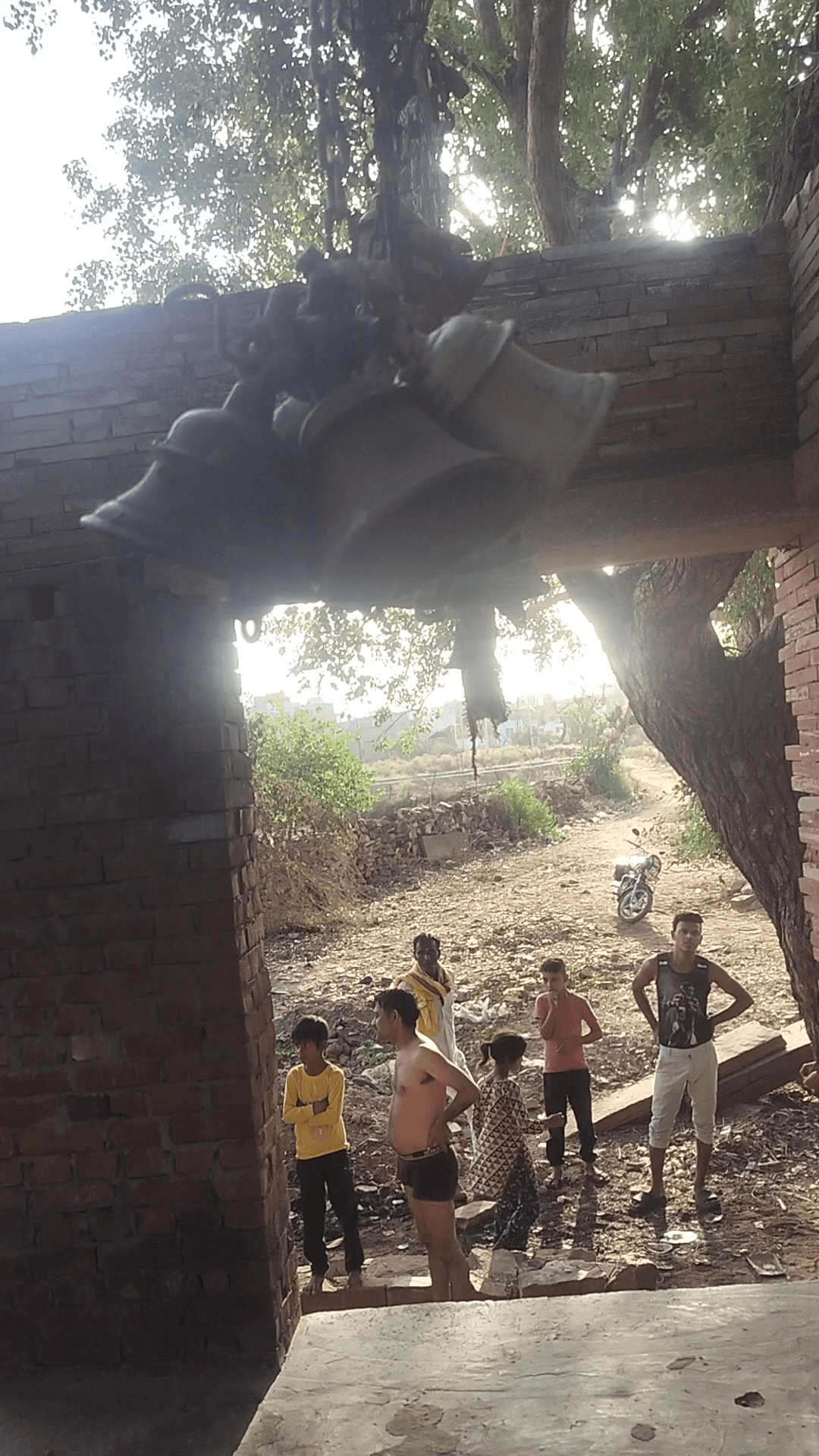 जिला धौलपुर तहसील बड़ी परशुराम धर्मशाला से आगे कुशवाहा बस्ती मंदिर पर से हुए घंटे चोरी