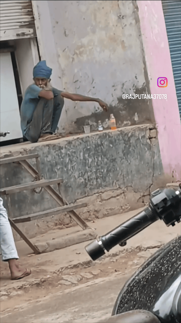 ये है मेडिकल स्टोर जहां ये नास्ता मिलता है सब देख रहे हैं पर कोई भी इसके ऊपर कारवाई  नहीं होती है🫡🫡🫡