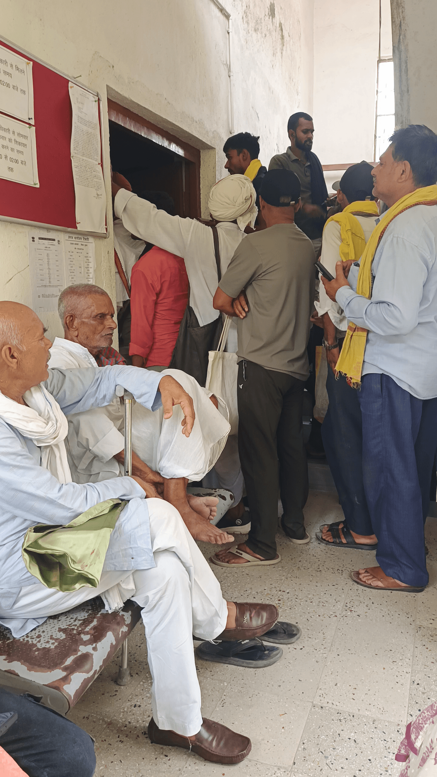अंचल कार्यालय टिकरी मे जनता की बात सुनते हुए