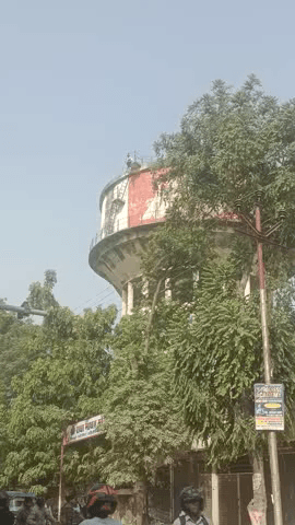 barra karrahi road Pani Ki Tanki per Chadha yuvak #Barra #karrahi road @pani ki tanki par yuvak chadha