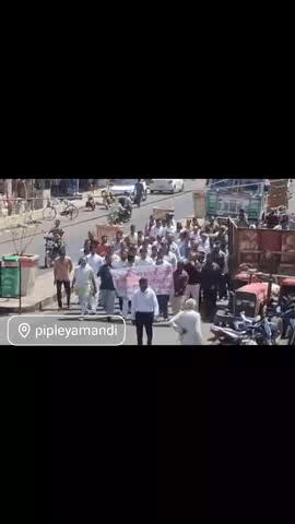 पिपलिया मंडी में धरना प्रदर्शन गांधी चौराहे पर