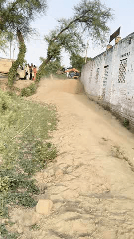 गाजीपुर में यादव लोग कब्जा कर रहे हैं दिनदहाड़े ग्राम जीवपुर थाना जमानिया धमकी दे रहे है मारने को और कट्टा दिखा रहे है