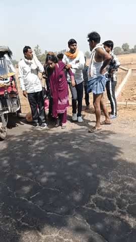 khurhand से गिरवा रोड में एक्सीडेंट तीन से चार लोग घायल  डूंगरी के पास