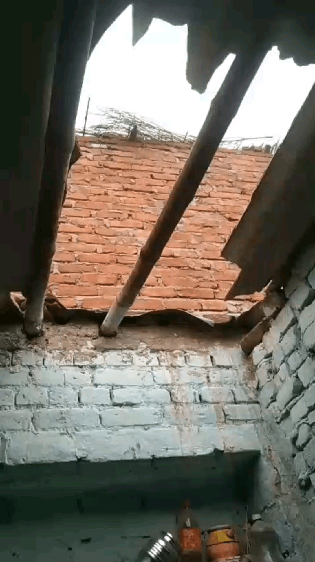 bhari tufan ke baad  gram dhagwa main  kachche gharo ki halat. kab sarkarii Aavas? kya karr rhi hai sarkar?Hamirpur#yogi