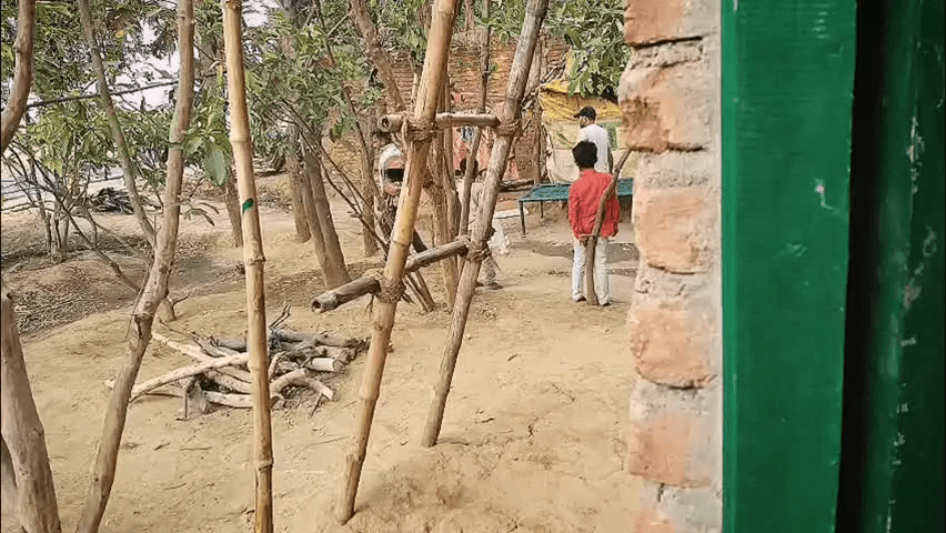 मुस्लिम व्यक्ति द्वारा चमार समाज के घर में पंडित के लड़के के बैठने पर गाली-गलौज और विवाद।"