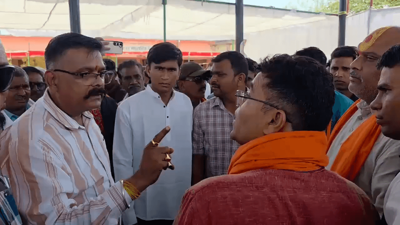 मथुरा: बरसाना परिक्रमा मार्ग पर युवतियों से छेड़छाड़, वीडियो वायरल
#Mathura #Barsana #CrimeAgainstWomen #ViralVideo #UP
