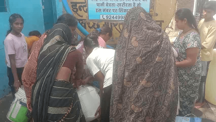 इंदौर के निरंजनपुर इलाके में पानी की समस्या से परेशान लोग !!
#इंदौरन्यूज #पब्लिकऐप #इंदौर