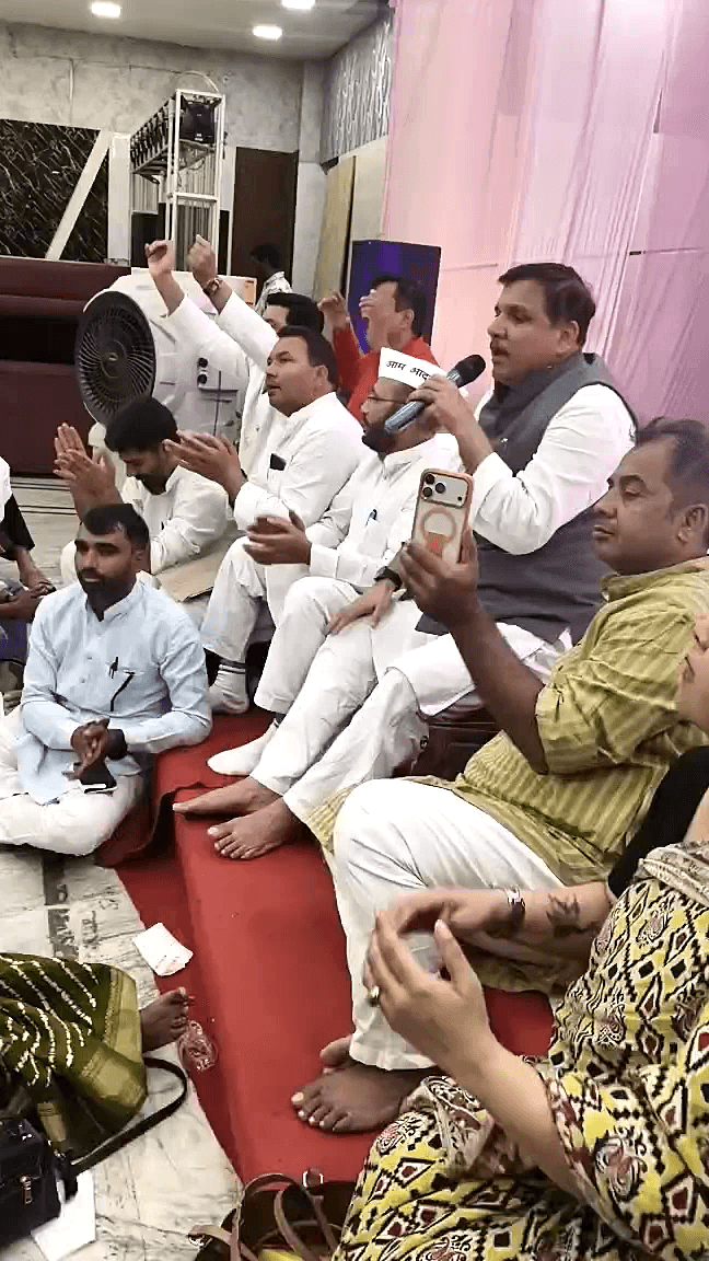 गोरखपुर: हमारे सांसद श्री Sanjay Singh जी के साथ #प्रयागराज में एक जोरदार #शाम जिसमें अपने व्यक्तित्व बखूबी निभाते दिखते !