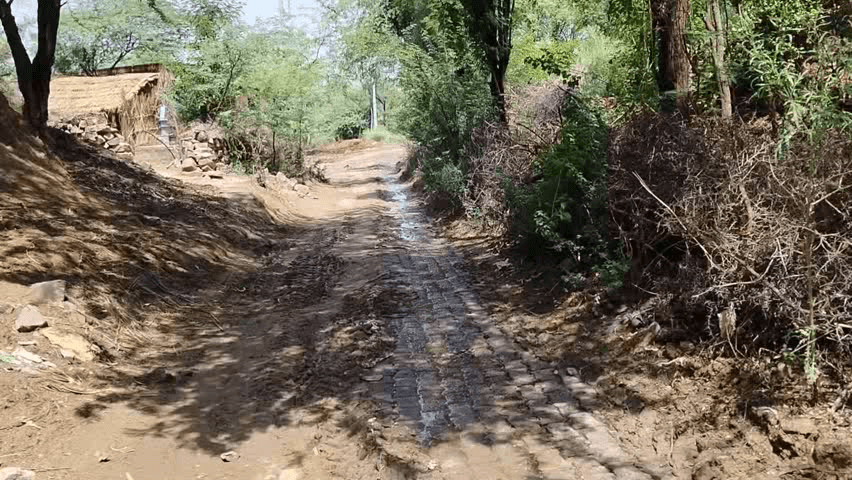 समोगर से अरौदा के लिए जेन बले रस्ते की हालत की हो गई या भी खराब आने जेन में खराब हो गई  paresani@@