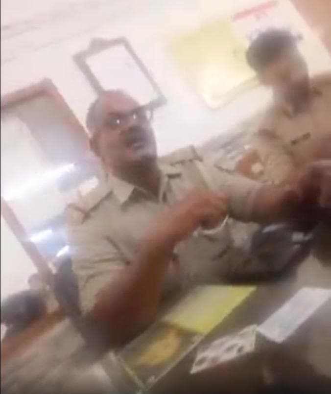 मेरा कुछ उखड़ने वाला नहीं है, मैं आपको यहां से उखाड़ कर जाऊंगा: कानपुर के एक वीडियो में पत्रकार से दारोगा #कानपुर_पुलिस