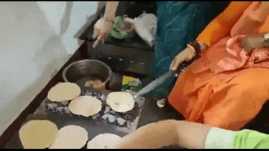 यूपी के हमीरपुर में बाढ़ पीड़ितों के लिए रोटियां सेंकती दिखीं केंद्रीय राज्यमंत्री साध्वी निरंजन ज्योति #बाढ़_पीड़ित