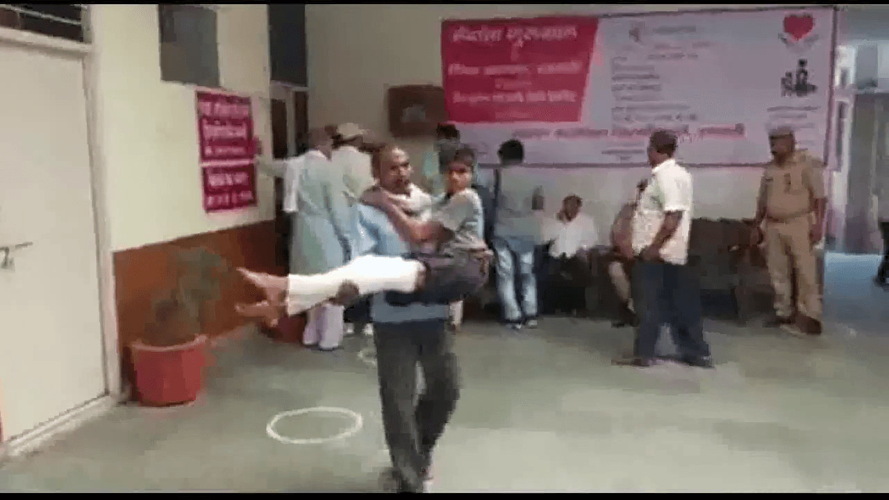 शामली में देर से स्कूल आने पर प्रिंसिपल ने छात्र को पीटा, दोनों पैर हुए फ्रैक्चर #छात्र_पिटाई #अपराध