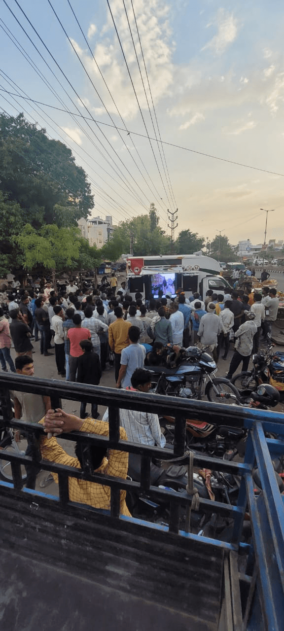 यातायात नियमों की जागरूकता प्रचार- प्रसार यातायात शिक्षा टीम द्वारा यातायात शिक्षा मोबाइल वैन के माध्यम आमजन एवं वाहन चालकों हेतु "यातायात जन- जागरूकता कार्यक्रम "