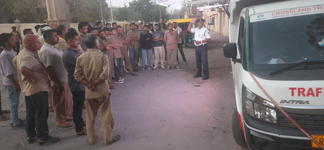 यातायात शिक्षा टीम द्वारा राईका बाग रेलवे स्टेशन के बाहर, आमजन एवं वाहन चालकों  हेतु"यातायात शिक्षा एवं जागरूकता कार्यक्रम" का आयोजन किया गया।