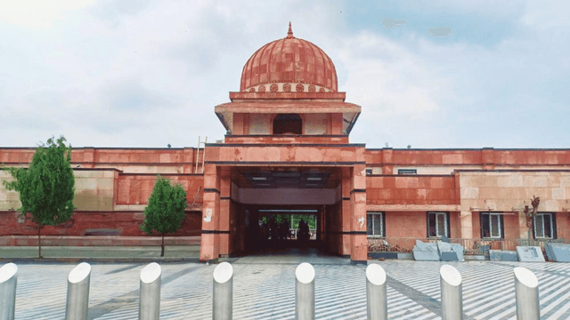 उत्तर प्रदेश के बलिया रेलवे स्टेशन का अमृत भारत स्टेशन योजना के तहत कायाकल्प तेज गति से हो रहा है। इसके अंतर्गत स्टेशन भवन का विस्तार, आधुनिक यात्री सुविधाएं विकसित की जा रही हैं।