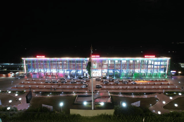 A marvellous display of lights at Ekta Nagar Railway Station in Gujarat on the eve of <nis:link nis:type=tag nis:id=IndependenceDay2024 nis:value=IndependenceDay2024 nis:enabled=true nis:link/>. ✨