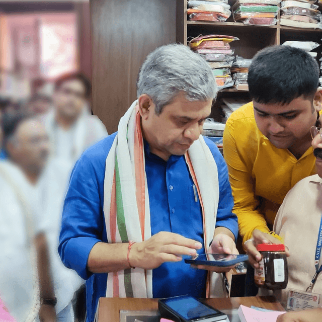 Hon’ble MR Shri Ashwini Vaishnaw visited <nis:link nis:type=tag nis:id=OneStationOneProduct nis:value=OneStationOneProduct nis:enabled=true nis:link/> stall at Sealdah Railway Station in West Bengal