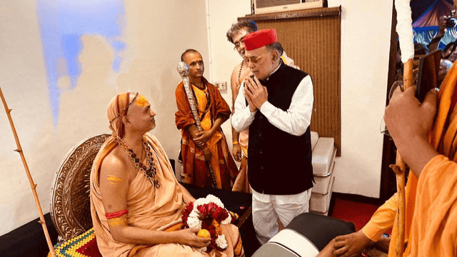 <nis:link nis:type=tag nis:id=लखनऊ nis:value=लखनऊ nis:enabled=true nis:link/> पहुंचे शंकराचार्य क़े आदर सत्कार मे सपा के नेता जुट गए हैं, उनके राजधानी पहुंचते ही आशीर्वाद लेने पहुंचे सपा