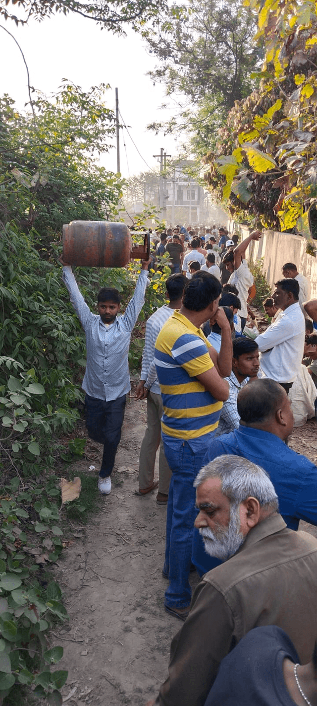 <nis:link nis:type=tag nis:id=लखनऊ nis:value=लखनऊ nis:enabled=true nis:link/> 

थाना जानकीपुरम अंतर्गत बाबा विश्वनाथ गैस एजेंसी शुक्ला चौराहा के

भारत गैस एजेंसी पर गैस के लिए मारामारी  सुबह 3:00