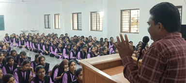 పెద్దకోడూర్ గవర్నమెంట్ ఉమెన్స్ పాలిటెక్నిక్ కాలేజ్ విద్యార్థినిలకు మహిళల రక్షణకు ఉన్న చట్టాలు  సైబర్ నేరాలు, గుడ్ టచ్ బాడ్ టచ్,  ఈవిటీజింగ్ సైబర్ నేరాల గురించి అవగాహన సిద్దిపేట సిటీ బృందం ఏఎస్ఐ కిషన్, మహిళ కానిస్టేబుళ్లు రజని, మమత,
