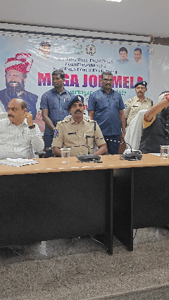 సూర్యాపేట జిల్లా కలెక్టర్ కార్యాలయంలో జాబ్ మేళా గురించి అవగాహన సదస్సు కల్పిస్తున్న గౌరవ మంత్రి ఉత్తంకుమార్ రెడ్డి గారు మరియు జిల్లా కలెక్టర్ తేజస్ నందలాల్ పవర్ గారు మరియు జిల్లా ఎస్పీ నరసింహ ఐపీఎస్ గారు