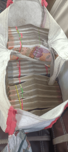 नगर पंचायत चुनाव 2026 के मद्देनजर सदर थाना क्षेत्र के करकट में SST की सघन वाहन जाँच।₹40,20,000 बरामद।स्रोत की जाँच जारी।