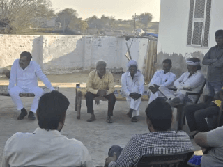 चूरू के गांव दूधवाखारा में अपनों के साथ, पारिवारिक साथी मुंशीराम जी के घर शोक सभा में सम्मिलित हुआ