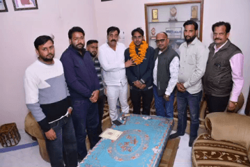 चूरू स्थित निज निवास पर युवा नेता सद्दाम हुसैन को यूथ कांग्रेस के राष्ट्रीय प्रवक्ता बनने पर शुभकामनाएं दी