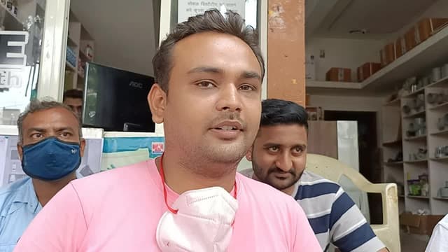 प्रभारी मंत्री का किया विरोध