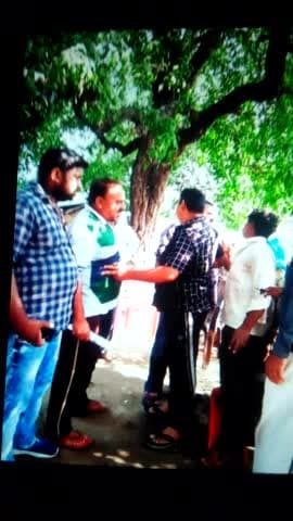 ये विडियो 1 साल पुरानी है अब इसको चलाने का क्या मतलब है फर्जी फसाया जाए हमजापुरा सभासद को पुरानी विडियो अब अपलोड न करें।