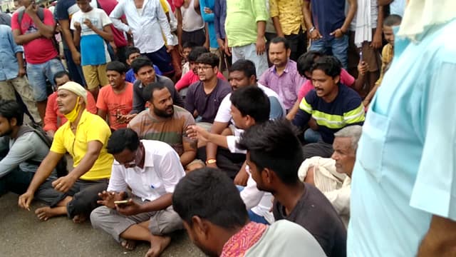 आज बिहारिमिल बन्द किया गया गोदना रोड के खराब स्थिति के विरोध में