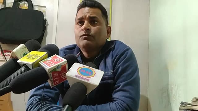 बिहार में बढ़ते हुए खाद और बीज के दाम और कालाबाजारी को लेकर के प्रेस वार्ता राष्ट्रीय जनता दल किसान प्रकोष्ठ जिला अध्यक्ष बेगूसराय निशांत कुमार सिंह के द्वारा अपने आवास कार्यालय पर की गई