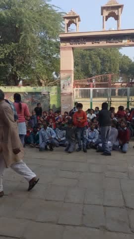 हसनपुर: गाव भैण्डोली मै सरकारी स्कुल के बच्चे ने अध्यापक ना होने से की स्कुल के बहार दुसरी बार हड़ताल सरकार नहीं कर रही