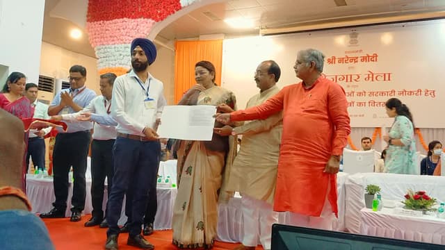 रोजगार मेला के अवसर पर बिलासपुर में आयोजित कार्यक्रम में अतिथियों द्वारा नियुक्ति पत्र प्रदान किया गया।