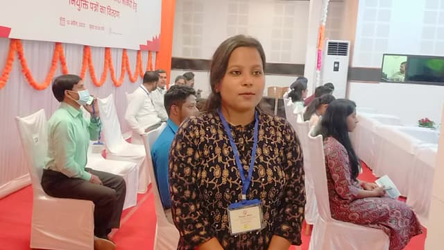 बिलासपुर में आयोजित रोजगार मेला कार्यक्रम में उत्साह के साथ माननीय प्रधानमंत्री का धन्यवाद करती नवनियुक्त कर्मी।