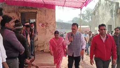 कलेक्टर साहब को शायद इतना नैतिक शिष्टाचार नहीं है की लाइन में लगे सभी लोग किसान हैं उसमें किसी किसान को उसके पहनावे के चलते गरीब कहना क्या किसान का अपमान नहीं है ??
क्या कलेक्टर साहब को मेहनतकश किसान और असहाय गरीब में अंतर नहीं पता ??