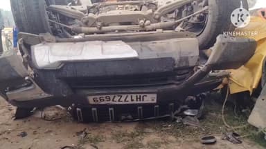 पथरगामा: पथरगामा गांधीग्राम में तेज रफ्तार स्कॉर्पियो घर के सामने पलटी, महिला घायल