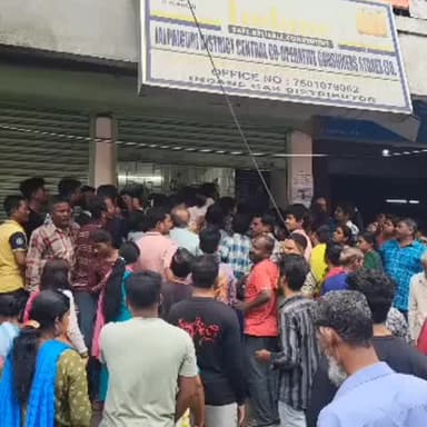 জলপাইগুড়ি: জলপাইগুড়িতে গ্যাস না পেয়ে বিক্ষোভ, রাস্তা অবরোধে বিপত্তি