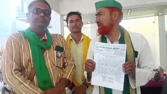 ललितपुर: विद्युत विभाग के जर्जर खंबा गिरने से घायल किसान का इलाज विद्युत विभाग से कराने की मांग को लेकर दिया ज्ञापन