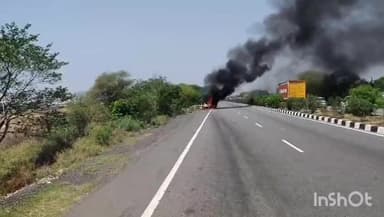 उरई: एट थाना क्षेत्र के टोल प्लाजा के पास चलती कार में भीषण धमाके के साथ फटा टायर, सवारी ने बचाई जान