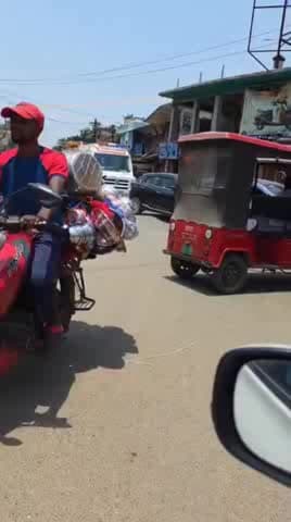 ଭୋଗରାଇ: କମର୍ଦ୍ଦା ବଜାରରେ ରାସ୍ତା ଜାମ ପାଇଁ ଦୀର୍ଘ ସମୟ ଅଟକିଲା  ଆମ୍ବୁଲାନ୍ସ