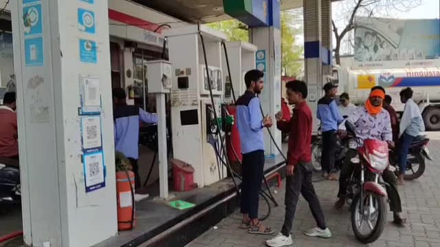 मंदसौर: पेट्रोल-डीजल महंगा होने पर मंदसौर बीपीएल चौराहा पेट्रोल पंप पर कांग्रेस ने केंद्र सरकार पर बोला हमला