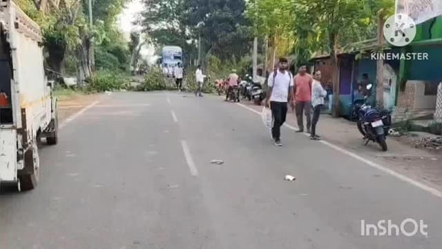 ଧର୍ମଗଡ: ବଡିକୁଟୃ ଛକ ନିକଟରେ ମଣ୍ଡି ରୁ ଧାନ ଉଠାଣ ଅଟନ୍ତି ଛଟନି ବନ୍ଦ୍ ଦାବି ନେଇ ଚାଷୀ ଙ୍କ ଦ୍ୱାରା ରାସ୍ତା ଅବରୋଧ