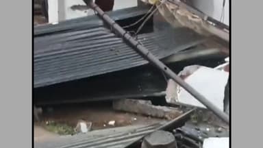 पुनासा: मूंदी क्षेत्र में तेज आंधी से मकानों की छतें उड़ीं, गरीब परिवारों को हुआ नुकसान