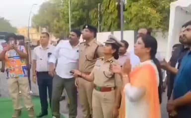 శామీర్‌పేట: సంగీత్ క్రాస్ రోడ్‌లో భారీ రొటేటింగ్ హెల్మెట్ ను ఆవిష్కరించిన మల్కాజిగిరి పోలీస్ కమిషనర్ సుమతి