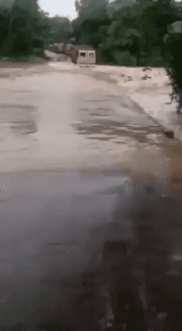 ट्रक ड्राइवर ट्रक समेत नदी में गिरा ट्रक heavy rainy हुआ बड़ा हादसा