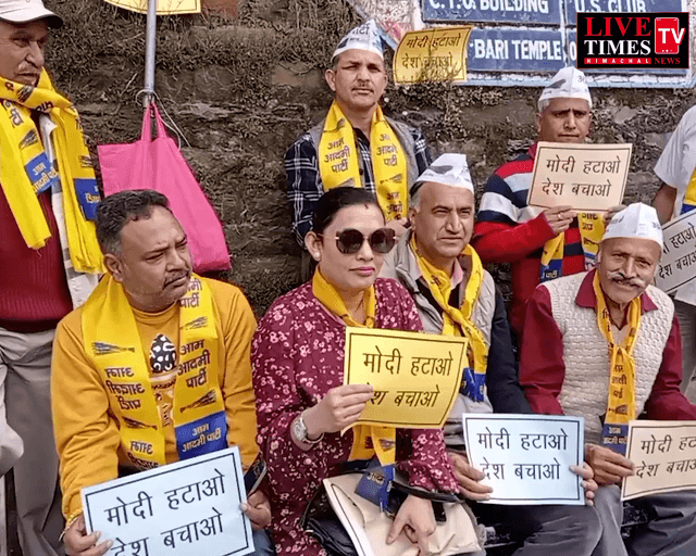 मोदी हटाओ ,देश बचाओ ।  लोकतंत्र खतरे में है । ताना शाही नही चलेगी ।