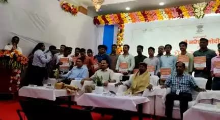 ମାନ୍ୟବର କେନ୍ଦ୍ର ମନ୍ତ୍ରୀ ବିଶେଶ୍ୱର ଟୁଡୁ ତଥା କଟକ ର ମାନ୍ୟବର ସଂସଦ ଭର୍ତୃହରୀ ମହତାବ କଟକ ରେ  ଆୟୋଜିତ ରୋଜଗାର ମେଳାରେ ନିଯୁକ୍ତି ପତ୍ର ପ୍ରଦାନ ପାଇଥିବା ଯୁବାବର୍ଗଙ୍କ ସହିତ ଗ୍ରୁପ ଫଟୋ ନେଉଛନ୍ତି।
