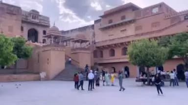 Flash mobs by @cbcrojaipur  takes #Swachta message to the people of Jaipur. From the historic #AmberFort to the picturesque #JalMahal to newly built #CityPark, the message was well received by all.
